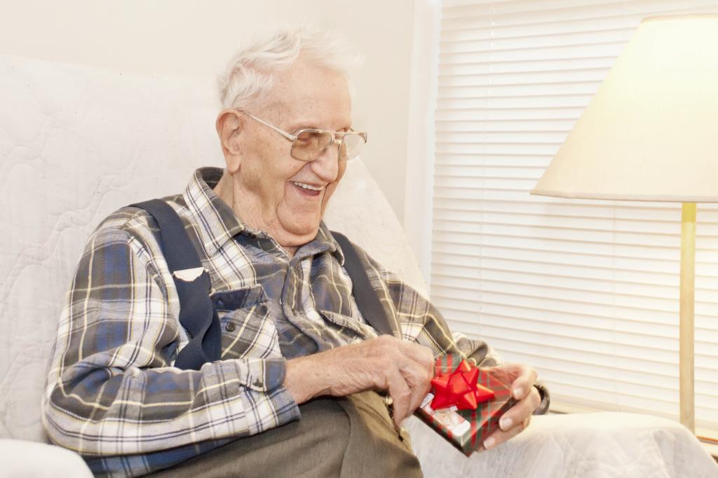 Что подарить пожилому человеку на День рождения? | Времена года