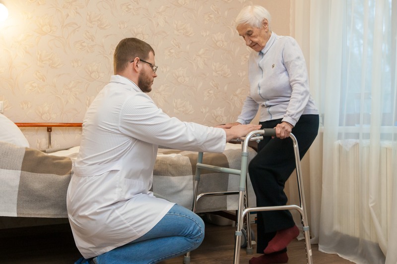 Реабилитация пожилых людей после перелома бедра